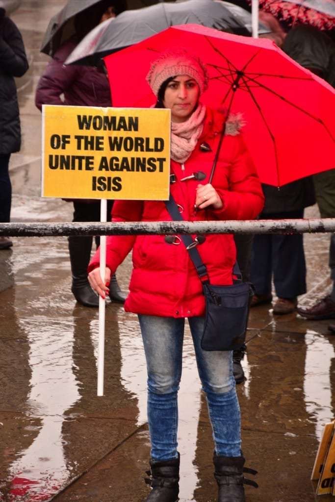 Kadınlar yağan aşırı yağmura rağmen Trafalgar’da miting düzenledi 1