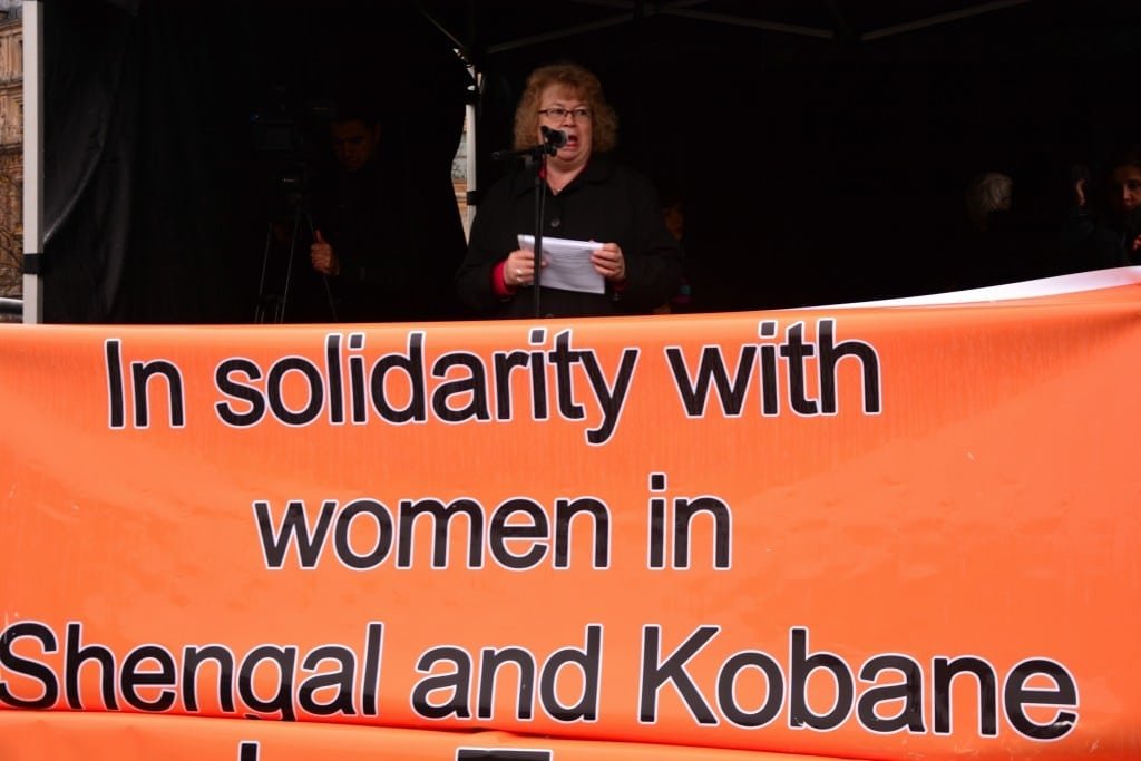 Kadınlar yağan aşırı yağmura rağmen Trafalgar’da miting düzenledi 1