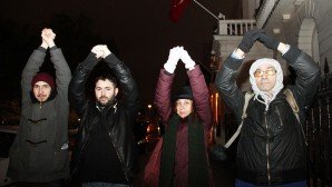 Kıbrıslı gençlerden Türkiye’nin Londra başkonsolosluğu önünde ‘Vicdani Red’ eylemi