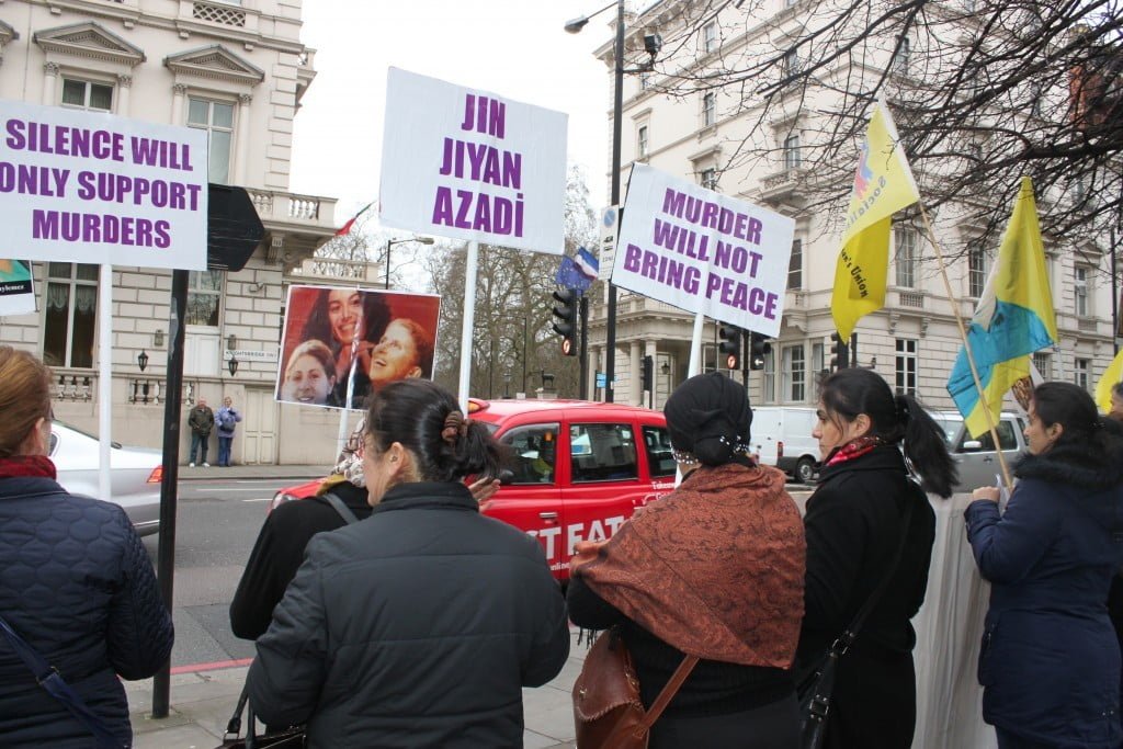 Cansız, Doğan ve Şaylemez Cinayetleri Fransa’nın Londra Elçiliği Önünde Protesto Edildi    1