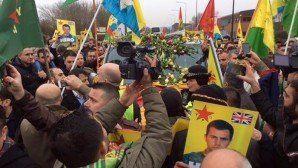 YPG’li Savaşçıyı Manchester Havaalanında Yüzlerce Kişi Karşıladı