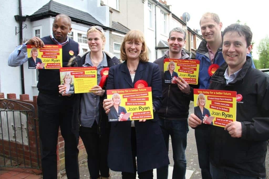 İşçi Parti North Enfield milletvekili adayı Joan Ryan ve parti üyeleri