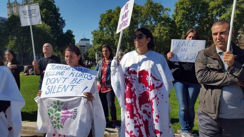 Londra’da Kadınlardan Kefenli Türk Devleti Protestosu 1