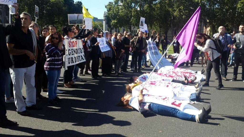 Londra’da Kadınlardan Kefenli Türk Devleti Protestosu 1
