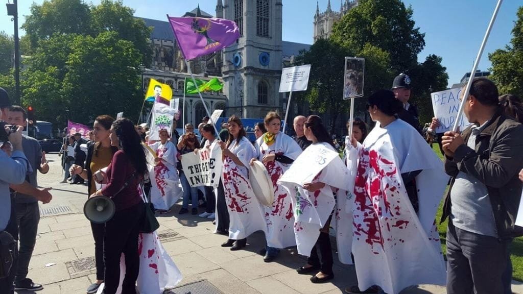 Londra’da Kadınlardan Kefenli Türk Devleti Protestosu 1
