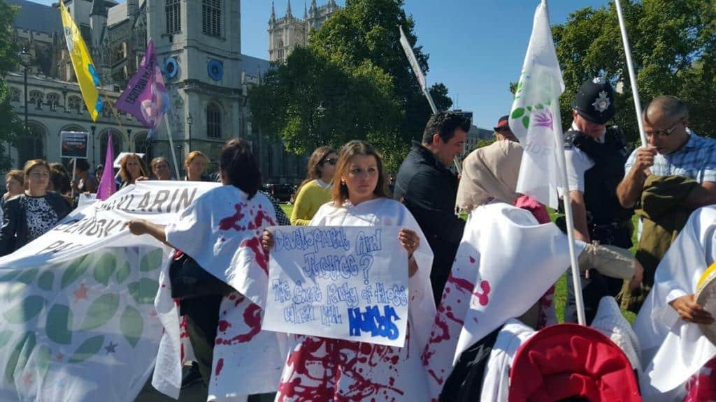 Londra’da Kadınlardan Kefenli Türk Devleti Protestosu Londra’da Kadınlardan Kefenli Türk Devleti Protestosu