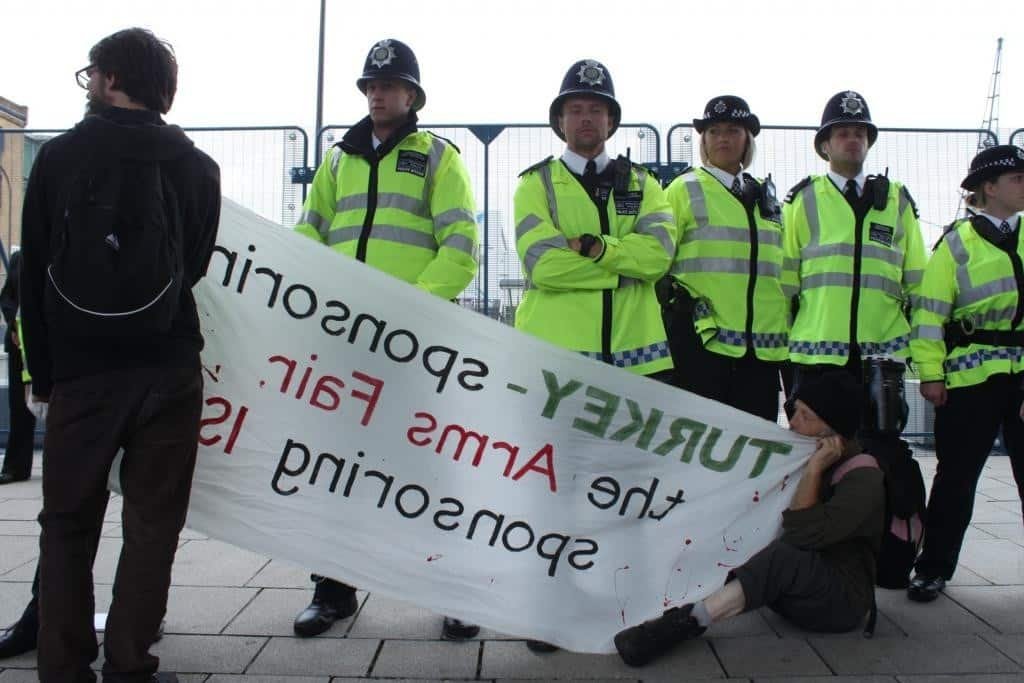 Türk Devleti Silah Ticareti Fuarında Protesto Edildi 1