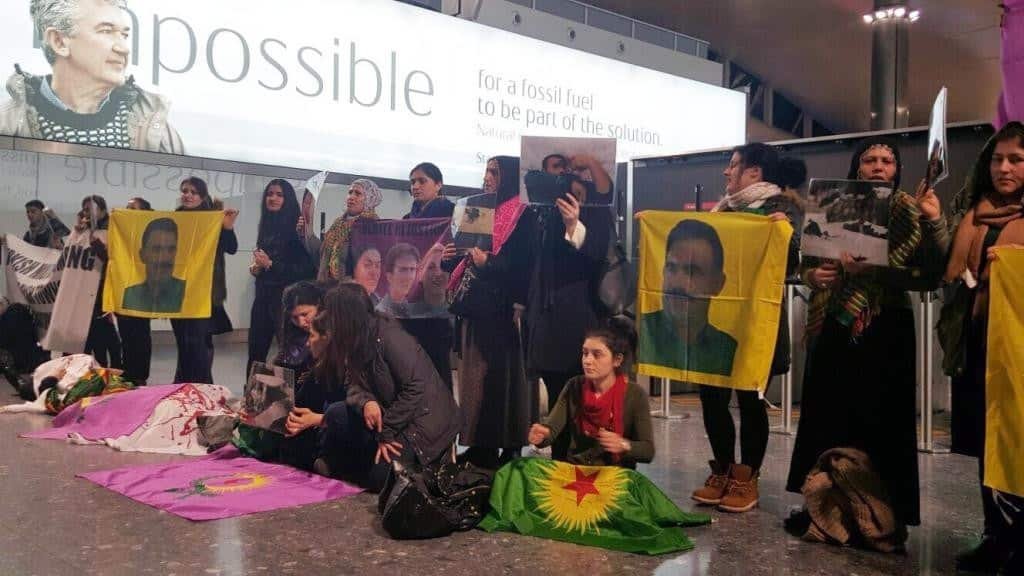 İngiltere’nin En Büyük Havalimanında ‘Terörist Türkiye’ Sloganları-VİDEO 1