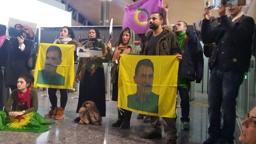 İngiltere’nin En Büyük Havalimanında ‘Terörist Türkiye’ Sloganları-VİDEO 1