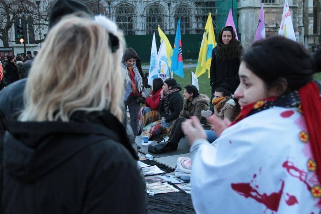Londra'da oturma eylemi ikinci gününde (FOTO GALERİ) 12