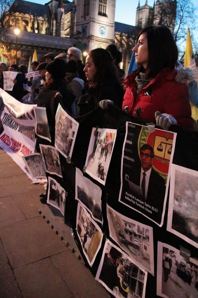 Londra'da oturma eylemi ikinci gününde (FOTO GALERİ) 16