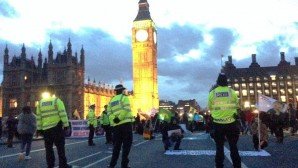 Londra Westminster Köprüsünde Oturma Eylemi (VİDEO)