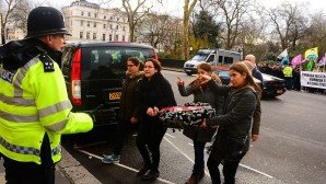 TC Londra Büyükelçiliği önüne siyah çelenk bırakıldı