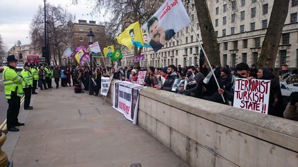 Türk Başbakan Davutoğlu Londra’da Protesto Ediliyor (VİDEOLU) 1