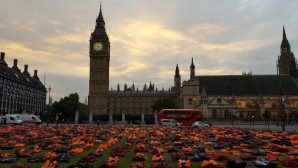 Britanya Parlamentosu Önünde ‘Can Yeleği Mezarlığı’