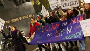 Londra’daki ‘Geceyi Geri Al’ Yürüyüşünde AKP Protestosu