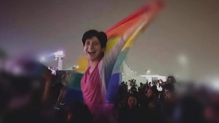 LGBTİ+ bayrağı açtığı için tutuklanan, işkence gören Mısırlı aktivist Sarah Hegazy’nin son notu: Dünya çok acımasızdın ama affediyorum LGBTİ+ bayrağı açtığı için tutuklanan, işkence gören Mısırlı aktivist Sarah Hegazy’nin son notu: Dünya çok acımasızdın ama affediyorum