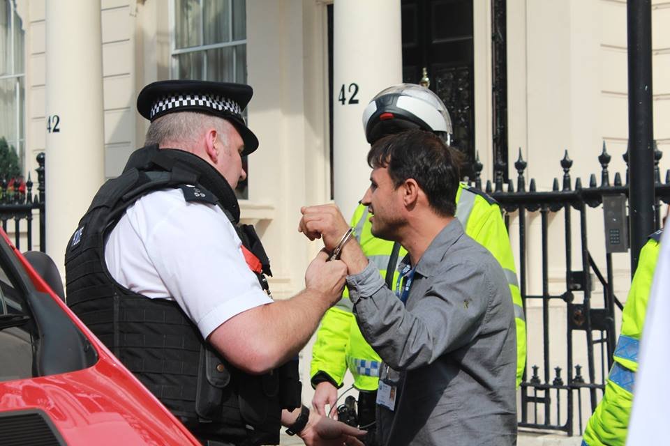 T.C. Londra Büyükelçiliği önünde yapılan eylemde 2 kişi gözaltına alındı T.C. Londra Büyükelçiliği önünde yapılan eylemde 2 kişi gözaltına alındı