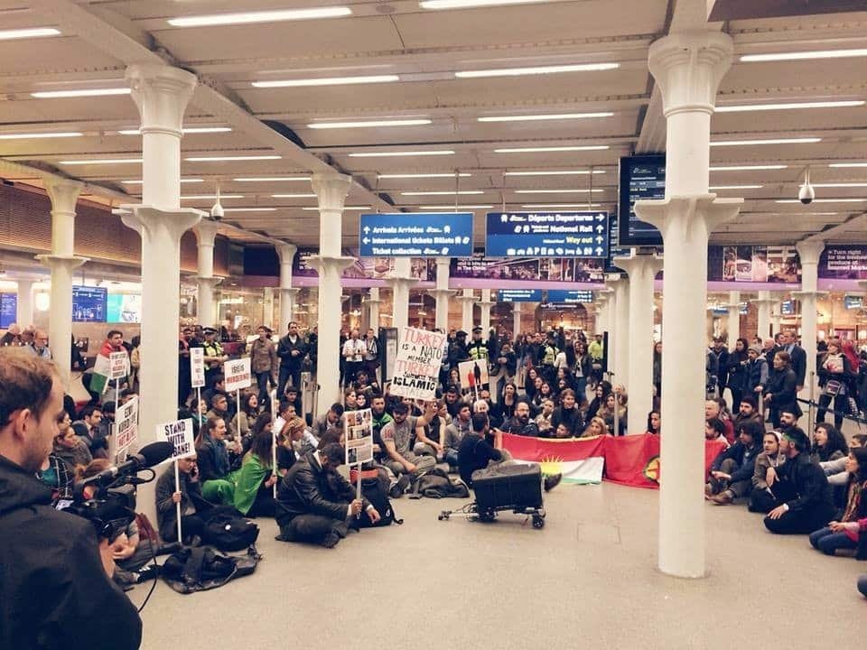 Kings Cross st pancras ve Angel istasyonunda Kobane eylemi (GÖRÜNTÜLÜ) Kings Cross st pancras ve Angel istasyonunda Kobane eylemi (GÖRÜNTÜLÜ)