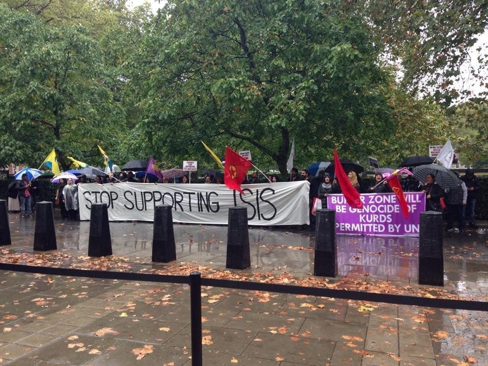 Londra’daki Kürtler Kobane için 24 saat ayakta… Londra’daki Kürtler Kobane için 24 saat ayakta…