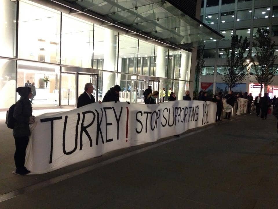 Türkiye büyükelçiliğinin düzenlediği etkinlikte Kobane eylemi Türkiye büyükelçiliğinin düzenlediği etkinlikte Kobane eylemi