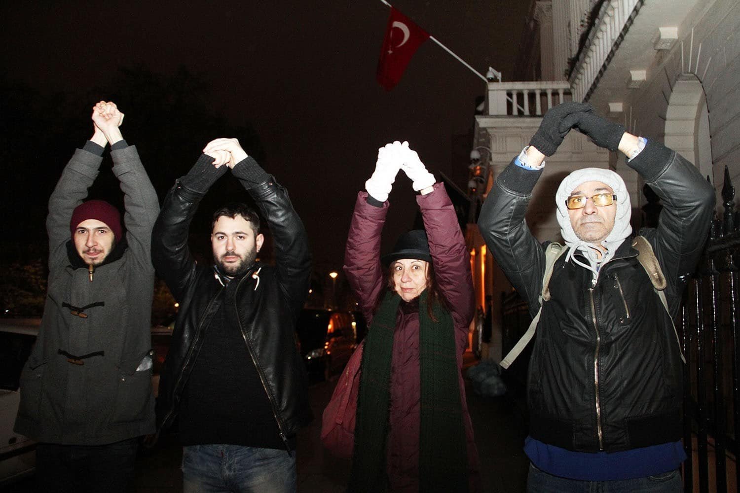 Kıbrıslı gençlerden Türkiye’nin Londra başkonsolosluğu önünde ‘Vicdani Red’ eylemi Kıbrıslı gençlerden Türkiye’nin Londra başkonsolosluğu önünde ‘Vicdani Red’ eylemi