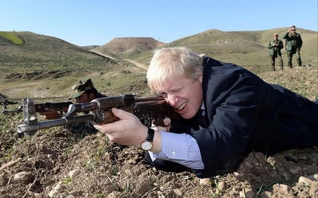 Boris Johnson Kürdistan’da Silah Kuşanıp Dağa Çıktı Boris Johnson Kürdistan’da Silah Kuşanıp Dağa Çıktı