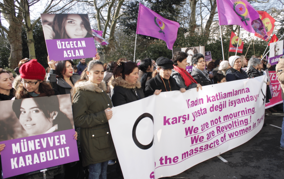 Özgecan İçin Londra TC Büyükelçiliği Önünde Eylem Gerçekleşti Özgecan İçin Londra TC Büyükelçiliği Önünde Eylem Gerçekleşti