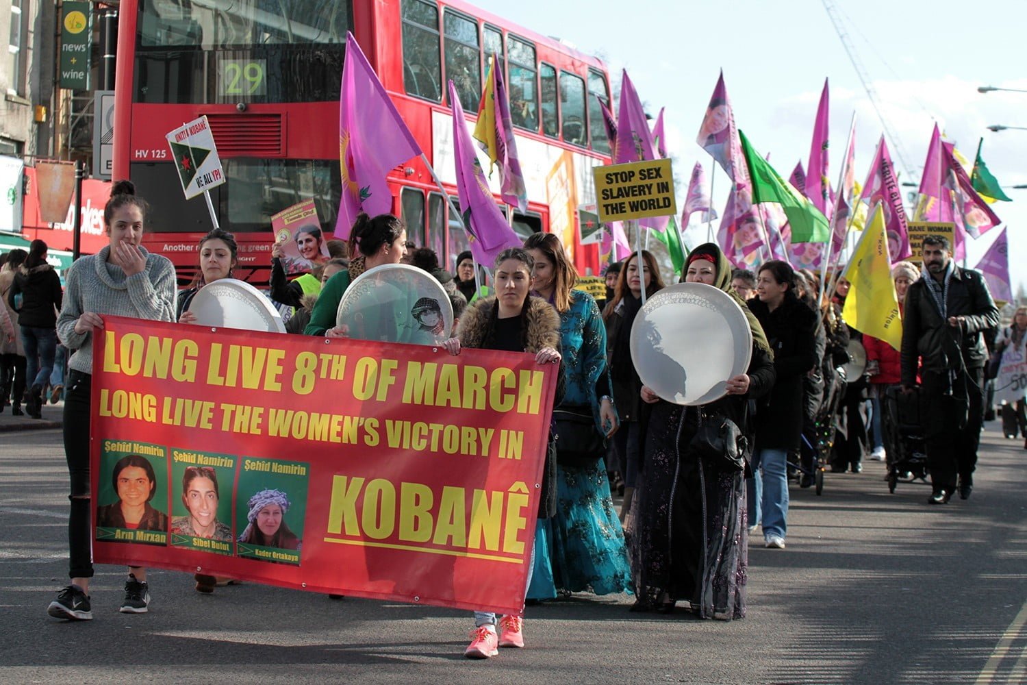 Londra’daki 8 Mart Kutlamaları Kobane Zaferi Selamıyla Başladı Londra’daki 8 Mart Kutlamaları Kobane Zaferi Selamıyla Başladı