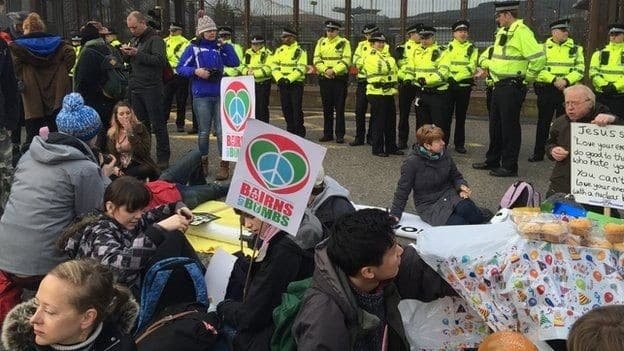 Faslane’de 34 Nükleer Karşıtı Eylemci Polis Tarafından Gözaltına Alındı Faslane’de 34 Nükleer Karşıtı Eylemci Polis Tarafından Gözaltına Alındı