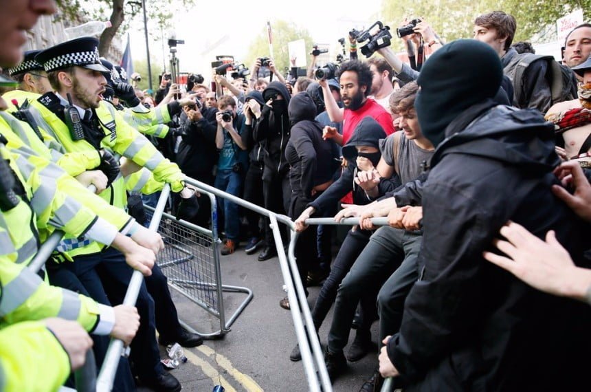 Tory Hükümeti İlk Gününe Protesto İle Başladı Tory Hükümeti İlk Gününe Protesto İle Başladı