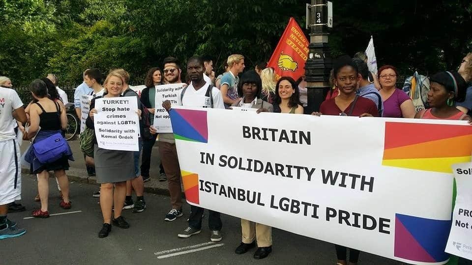 İstanbul’daki Onur Yürüyüşü’ne müdahale Londra’da protesto edildi İstanbul’daki Onur Yürüyüşü’ne müdahale Londra’da protesto edildi