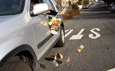 Aracından Çöp Atılan Şoförlere Ceza Aracından Çöp Atılan Şoförlere Ceza