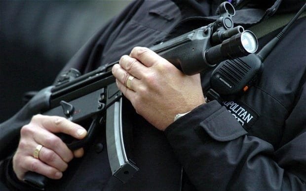 Polis Enfield’te Bir Kişiyi Silahla Vurarak Öldürdü Polis Enfield’te Bir Kişiyi Silahla Vurarak Öldürdü