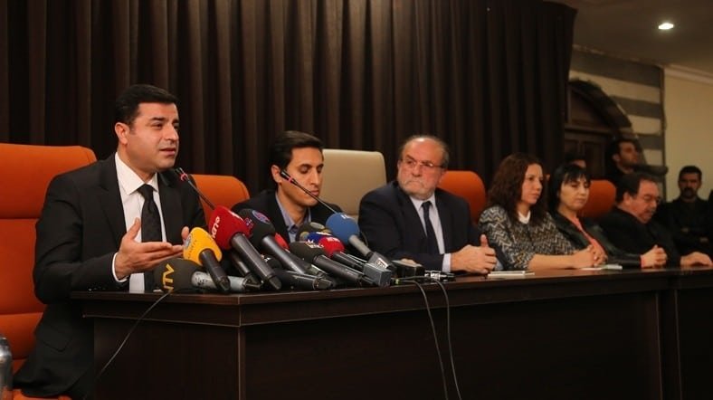 Selahattin Demirtaş: Onbinlerce asker gönderiyorsan demek ki orada hendek yok halk var Selahattin Demirtaş: Onbinlerce asker gönderiyorsan demek ki orada hendek yok halk var