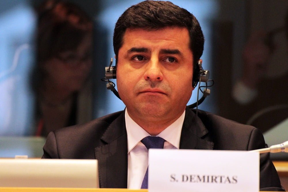 Demirtaş AP’de Konuştu: Türkiye’yi Kızdırmamak Adına İşlenen Suçları Görmezden Gelmek Demirtaş AP’de Konuştu: Türkiye’yi Kızdırmamak Adına İşlenen Suçları Görmezden Gelmek