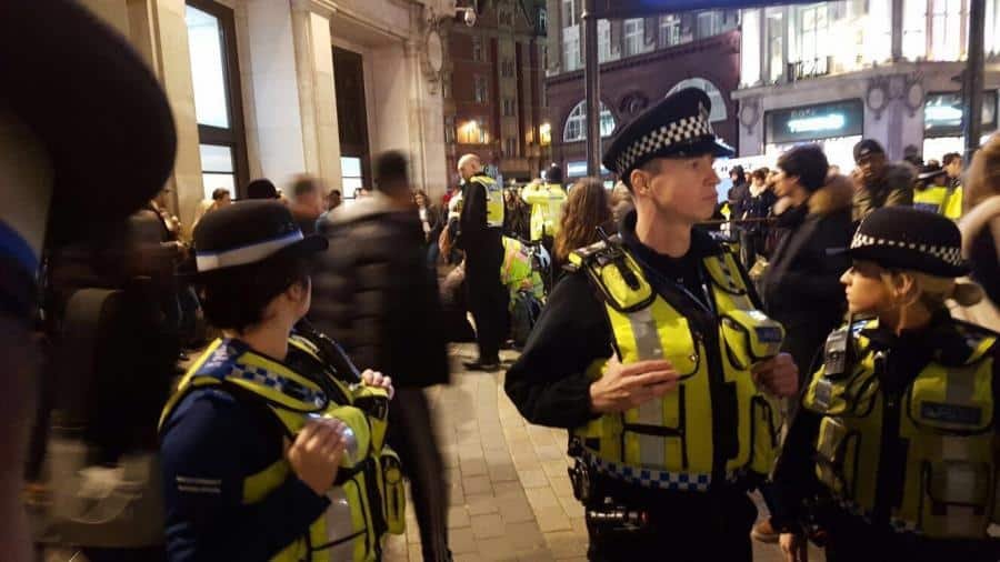 Kadınların Oxford Circus’taki Eylemine Faşist Saldırı (YENİLENDİ) Kadınların Oxford Circus’taki Eylemine Faşist Saldırı (YENİLENDİ)