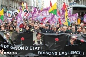Paris, Gar Du Nord tren istasyonundan başlayan yürüyüşte en önde bulunan şehitlerin pankartını şehit aileleri ve yakınları yürüyüş boyunca taşıdı.
