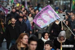 Paris, Gar Du Nord tren istasyonundan başlayan yürüyüşte en önde bulunan şehitlerin pankartını şehit aileleri ve yakınları yürüyüş boyunca taşıdı.