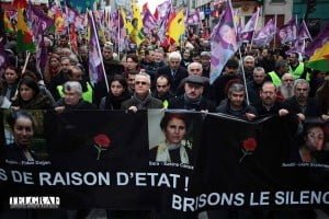 Paris, Gar Du Nord tren istasyonundan başlayan yürüyüşte en önde bulunan şehitlerin pankartını şehit aileleri ve yakınları yürüyüş boyunca taşıdı.