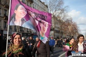 Paris’te merkez yollar trafiğe kapatılırken binlerin attığı sloganlar şehrin sesini bastırdı.