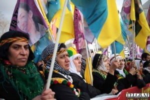 Paris’te katledilen Sakine, Fidan ve Leyla anısına düzenlenen yürüyüşe yaklaşık 50 Bin kişi katıldı. PKK kurucularından Sakine Cansız, KNK Paris temsilcisi Fidan Doğan ve Kürt gençlik Hareketi üyesi Leyla Şaylemez 2013 Ocak ayında Paris’te acımasızca katledilmişlerdi.