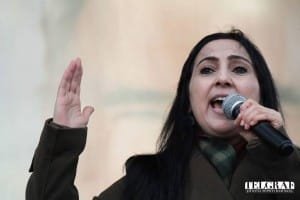 HDP Eş Genel Başkanı Figen Yüksekdağ’da aileler ile pankart taşıyarak, organizsayonda halka da seslendi.