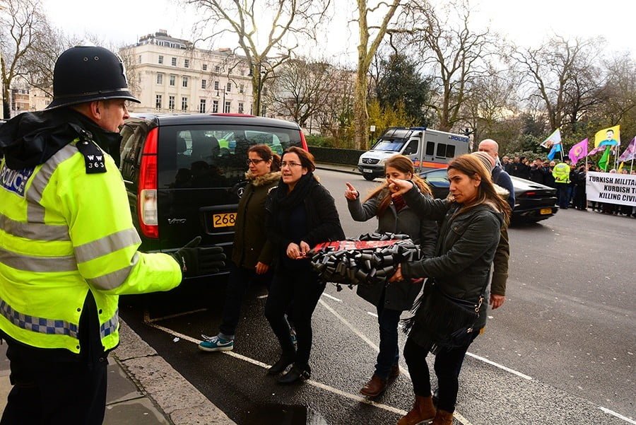 TC Londra Büyükelçiliği önüne siyah çelenk bırakıldı TC Londra Büyükelçiliği önüne siyah çelenk bırakıldı
