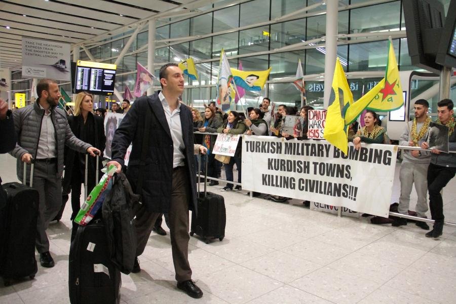 Londra Heatrow`da etkili eylem (FOTO-VİDEO GALERİ) Londra Heatrow`da etkili eylem (FOTO-VİDEO GALERİ)