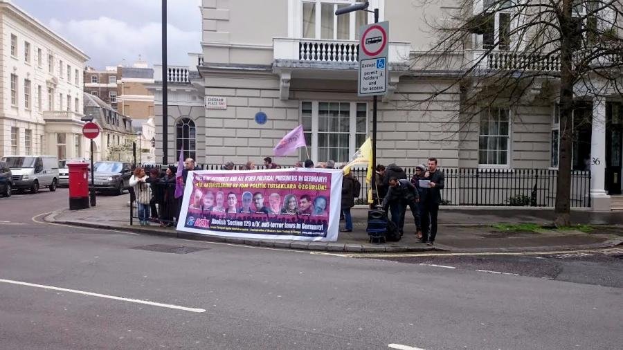 Londra`da Almanya Büyükelçiliği önünde protesto Londra`da Almanya Büyükelçiliği önünde protesto