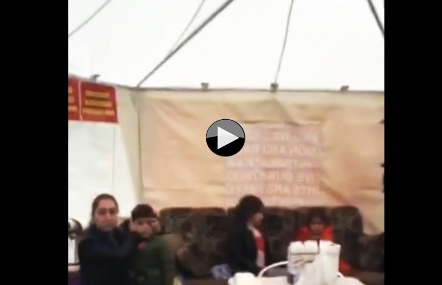 İngiliz Polisi Terör Estirdi:Çocuklarının Gözleri Önünde Annelerine Kelepçe İngiliz Polisi Terör Estirdi:Çocuklarının Gözleri Önünde Annelerine Kelepçe
