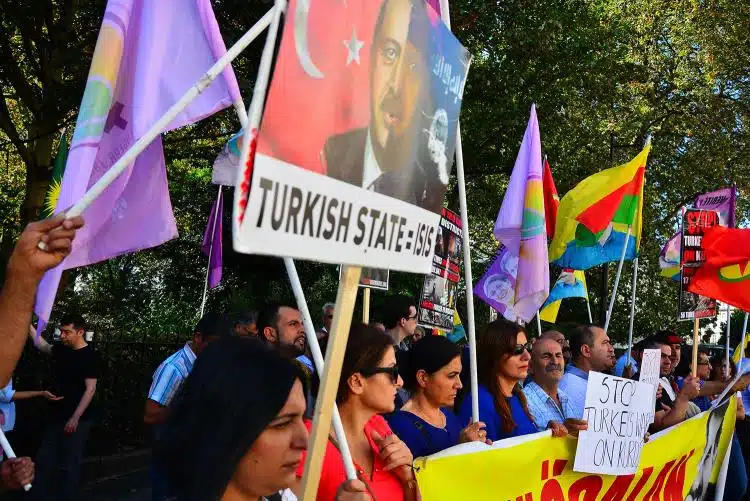 Türk Devletinin Rojava’ya Yönelik Saldırıları Londra’da Protesto Edildi Türk Devletinin Rojava’ya Yönelik Saldırıları Londra’da Protesto Edildi
