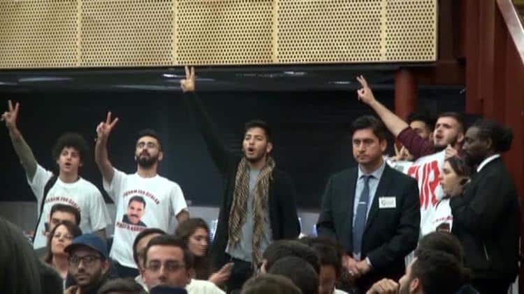 Öcalan Tişörtlü Gençler AKP’li Mehdi Eker’i Konuşturmadı Öcalan Tişörtlü Gençler AKP’li Mehdi Eker’i Konuşturmadı