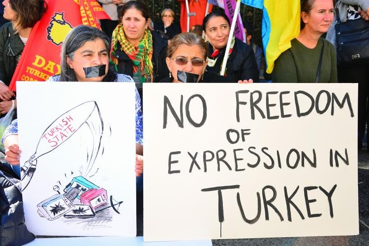 Özgür Basına Yönelik Saldırılar T.C Londra Elçiliği Önünde Protesto Edildi Özgür Basına Yönelik Saldırılar T.C Londra Elçiliği Önünde Protesto Edildi